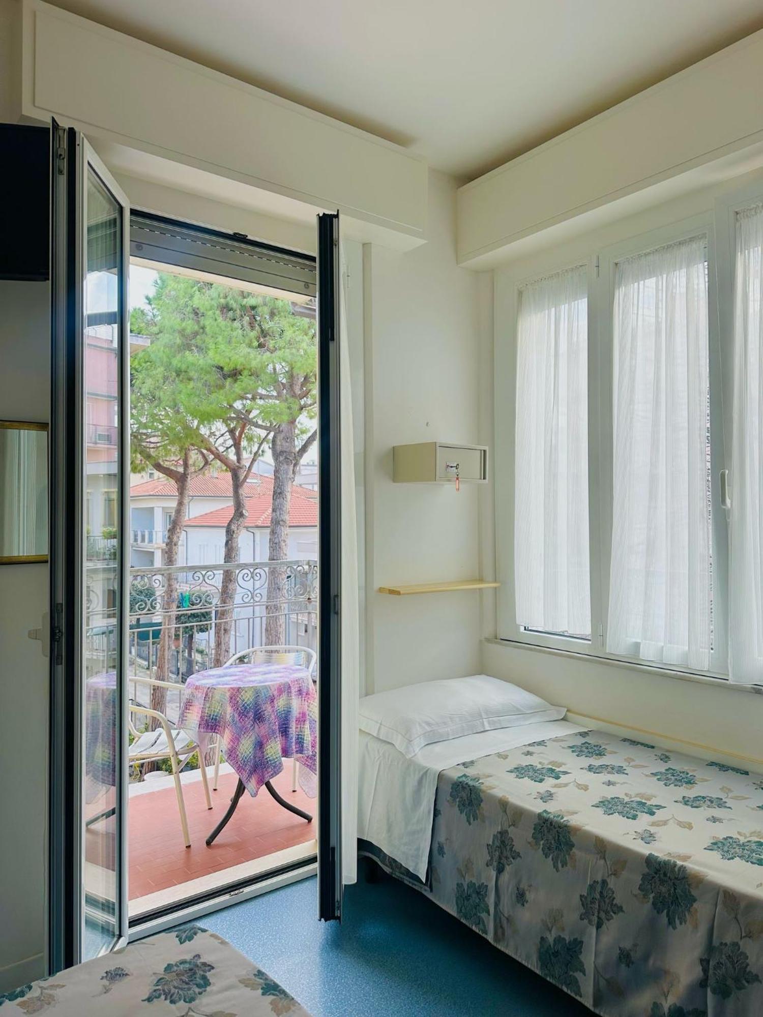 Hotel Erika Rimini Esterno foto